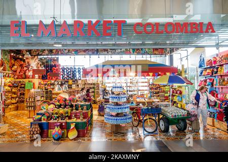 Bogota Colombia, El Dorado International Airport Aeropuerto Internacional El Dorado terminal concourse gate area interna, El Market regali souven Foto Stock