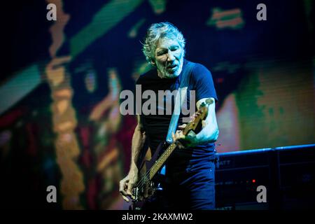 Il cantante e scrittore inglese Roger Waters, ex membro della band Pink Floyd, si esibisce il 21 aprile 2018 presso l'Unipol Arena di Bologna. (Foto di Roberto Finizio/NurPhoto) Foto Stock