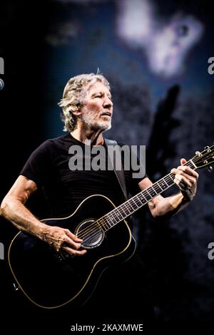 Il cantante e scrittore inglese Roger Waters, ex membro della band Pink Floyd, si esibisce il 21 aprile 2018 presso l'Unipol Arena di Bologna. (Foto di Roberto Finizio/NurPhoto) Foto Stock