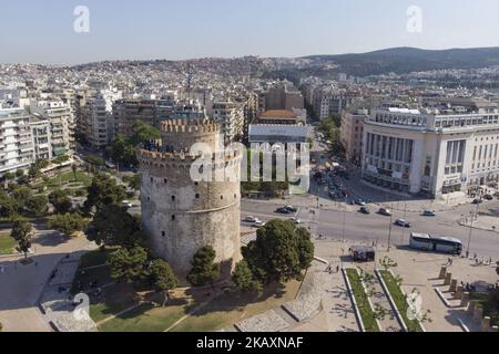 Immagini aeree realizzate da un drone del monumento e simbolo di Salonicco, la Torre Bianca di Salonicco (Grecia), il 25 aprile 2018. La torre si trova sul lungomare di Salonicco e funge da museo con la storia della città e alcune mostre temporanee. La torre è stata costruita in questa forma nel 15th ° secolo come parte di una fortezza. (Foto di Nicolas Economou/NurPhoto) Foto Stock