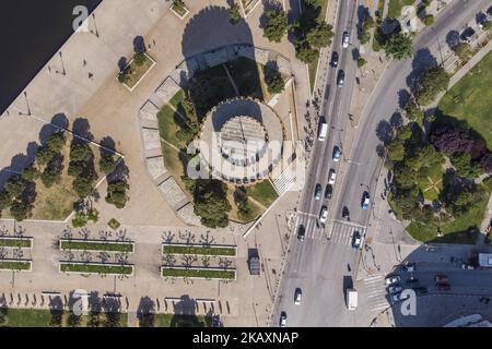 Immagini aeree realizzate da un drone del monumento e simbolo di Salonicco, la Torre Bianca di Salonicco (Grecia), il 25 aprile 2018. La torre si trova sul lungomare di Salonicco e funge da museo con la storia della città e alcune mostre temporanee. La torre è stata costruita in questa forma nel 15th ° secolo come parte di una fortezza. (Foto di Nicolas Economou/NurPhoto) Foto Stock