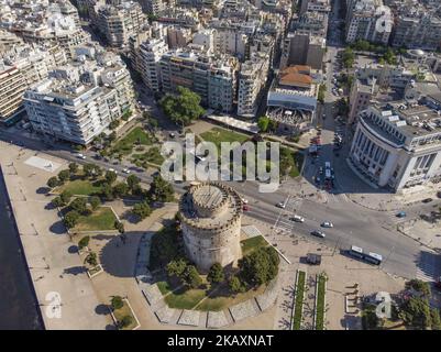 Immagini aeree realizzate da un drone del monumento e simbolo di Salonicco, la Torre Bianca di Salonicco (Grecia), il 25 aprile 2018. La torre si trova sul lungomare di Salonicco e funge da museo con la storia della città e alcune mostre temporanee. La torre è stata costruita in questa forma nel 15th ° secolo come parte di una fortezza. (Foto di Nicolas Economou/NurPhoto) Foto Stock