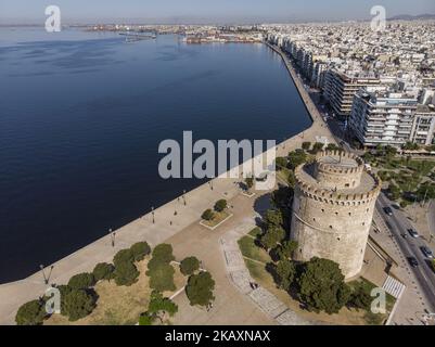 Immagini aeree realizzate da un drone del monumento e simbolo di Salonicco, la Torre Bianca di Salonicco (Grecia), il 25 aprile 2018. La torre si trova sul lungomare di Salonicco e funge da museo con la storia della città e alcune mostre temporanee. La torre è stata costruita in questa forma nel 15th ° secolo come parte di una fortezza. (Foto di Nicolas Economou/NurPhoto) Foto Stock