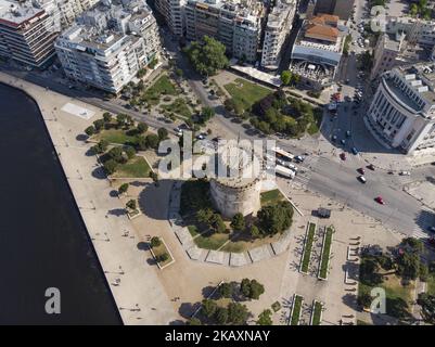 Immagini aeree realizzate da un drone del monumento e simbolo di Salonicco, la Torre Bianca di Salonicco (Grecia), il 25 aprile 2018. La torre si trova sul lungomare di Salonicco e funge da museo con la storia della città e alcune mostre temporanee. La torre è stata costruita in questa forma nel 15th ° secolo come parte di una fortezza. (Foto di Nicolas Economou/NurPhoto) Foto Stock