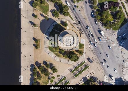 Immagini aeree realizzate da un drone del monumento e simbolo di Salonicco, la Torre Bianca di Salonicco (Grecia), il 25 aprile 2018. La torre si trova sul lungomare di Salonicco e funge da museo con la storia della città e alcune mostre temporanee. La torre è stata costruita in questa forma nel 15th ° secolo come parte di una fortezza. (Foto di Nicolas Economou/NurPhoto) Foto Stock