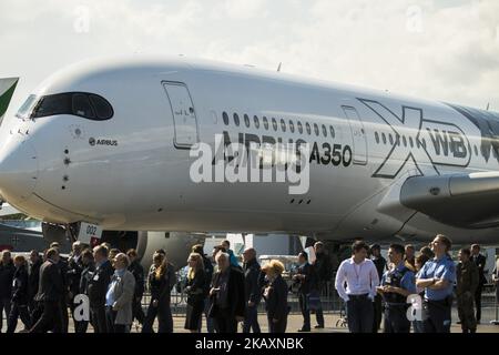 Un Airbus A350 è raffigurato in occasione della fiera Innovation and Leadership in Aerospace (ILA) 2018 di Schoenefeld, Germania, il 25 aprile 2018. La mostra internazionale aerospaziale ospita circa 1.000 espositori e sarà operativa dal 25 al 29 aprile 2018. (Foto di Emmanuele Contini/NurPhoto) Foto Stock