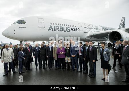 Il cancelliere tedesco Angela Merkel (C) visita lo stand DELL'AIRBUS durante la mostra Innovation and Leadership in Aerospace (ILA) 2018 a Schoenefeld, in Germania, il 25 aprile 2018. La mostra internazionale aerospaziale ospita circa 1.000 espositori e sarà operativa dal 25 al 29 aprile 2018. (Foto di Emmanuele Contini/NurPhoto) Foto Stock