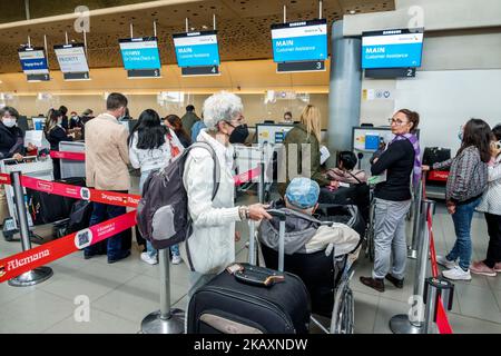 Bogotà Colombia, El Dorado International Airport Aeropuerto Internacional El Dorado terminal interno, check in contatore linee coda linee Foto Stock