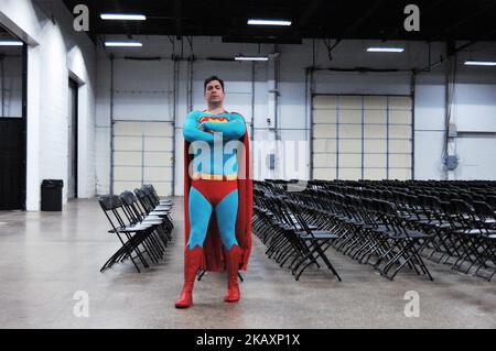 Un cosbayer vestito come Superman attende la prima discussione del pannello fuori dal lato che desidera ottenere un buon posto per il secondo giorno dei pannelli durante il grande comic-con di Filadelfia al centro esposizioni di Filadelfia il 28 aprile 2018. (Foto di Cory Clark/NurPhoto) Foto Stock