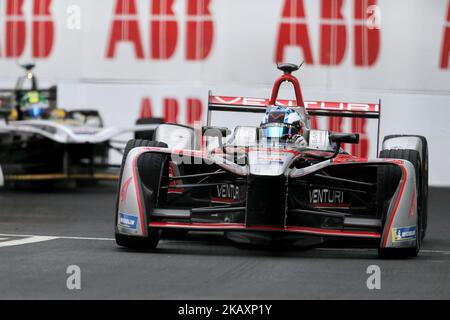 Il tedesco Maro Engel del team di Formula e Venturi compete durante la fase francese del campionato di Formula e intorno al Monumento Invalides vicino alla Torre Eiffel a Parigi il 28 aprile 2018. (Foto di Michel Stoupak/NurPhoto) Foto Stock