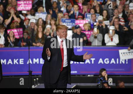 Il presidente Donald J. Trump tiene un rally Make America Great Again al Total Sports Park di Washington, Michigan, il 28 aprile 2018 (Foto di Kyle Mazza/NurPhoto) Foto Stock