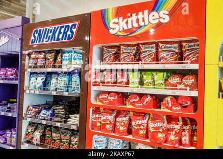 Bogota Colombia, El Dorado International Airport Aeropuerto Internacional El Dorado terminal concourse gate area interna, Snickers Skittles cand Foto Stock