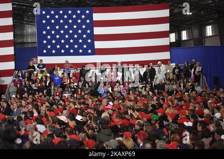 Il presidente Donald J. Trump tiene un rally Make America Great Again al Total Sports Park di Washington, Michigan, il 28 aprile 2018 (Foto di Kyle Mazza/NurPhoto) Foto Stock