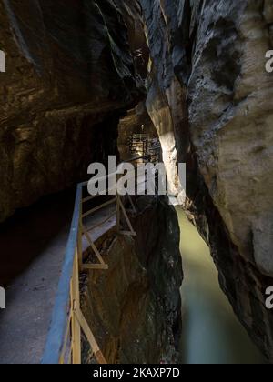 Sezione stretta illuminata della gola Aareschlucht, Aare Gorge, Haslital, Svizzera. Foto Stock