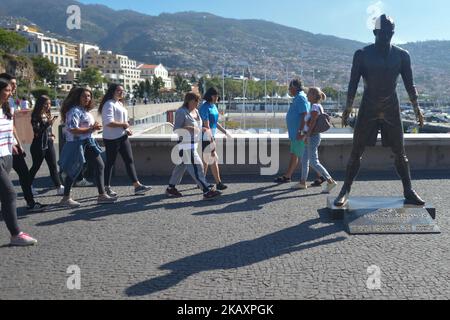 Una vista generale della statua di Cristiano Ronaldo di fronte al Museo del CR7 situato sul lungomare di Funchal, sull'isola di Madeira, dove la stella del calcio portoghese è cresciuta e ha giocato per la squadra dilettante di Andorra dal 1992 al 1995. Il museo è dedicato ai successi e ai successi della squadra nazionale del Real Madrid e del Portogallo di Ronaldo durante il suo carrer fino ad oggi. Giovedì 26 aprile 2018, a Funchal, Isola di Madeira, Portogallo. (Foto di Artur Widak/NurPhoto) Foto Stock