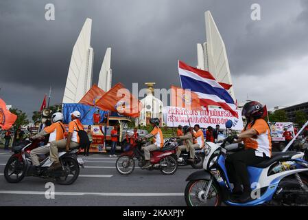 I lavoratori thailandesi si riuniscono al Monumento della democrazia prima di marciare alla Casa del Governo a Bangkok, Thailandia, 01 maggio 2018. (Foto di Anusak Laowilas/NurPhoto) Foto Stock