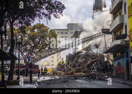 Un grave incendio ha causato il crollo di un edificio a 24 piani nel centro di Sao Paulo, Brasile, il 1st maggio 2018. Il sito, di proprietà del governo federale, era abitato da circa 150 famiglie senza tetto. Mancano almeno 4 persone e i vigili del fuoco cercano le macerie. (Foto di Cris FAGA/NurPhoto) Foto Stock