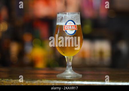 Una vista di un bicchiere di Coral lager, una birra locale prodotta nella fabbrica di birra di Madeira (Empresa de Cervejas da Madeira o E.C.M). Domenica 22 aprile 2018, a Funchal, Isola di Madeira, Portogallo. (Foto di Artur Widak/NurPhoto) Foto Stock