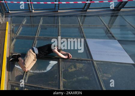 Cabo Girao, un punto di osservazione e il più alto Skywalk scogliera d'Europa, a un'altitudine di 580 m, Offre una vista vertiginosa delle fajas di Rancho e Cabo Girao, piccole aree di terreno coltivato ai piedi della scogliera, nonché una magnifica vista panoramica sull'oceano. Martedì 24 aprile 2018 a Cabo Girao, Camara de Lobos, Isola di Madeira, Portogallo. (Foto di Artur Widak/NurPhoto) Foto Stock