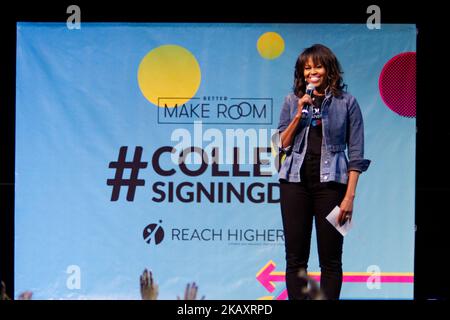 Michelle Obama si è Unito a studenti, stelle, artisti e atleti per la quinta giornata annuale della firma del college, ospitata da Reach Higher, presso il Temple Universitys Liacouras Center a North Philadelphia, il 2 maggio 2018. L'ex First Lady è unita a 7,000 studenti e stelle (sul palco), artisti e atleti che si esibiscono tra cui Bradley Cooper, Rebel Wilson, Zendaya, Robert De Niro, Camila Cabello, Questlove, Anthony Mackie e Janelle Monae. (Foto di Bastiaan Slabbers/NurPhoto) Foto Stock