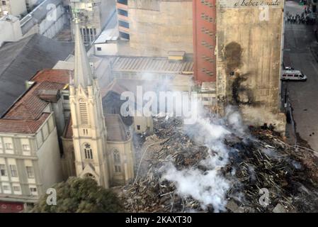 Vista dell'edificio collpsed in Sao Paulo, Brasile, il 2 maggio 218. Il capitano del pompiere Marcos Palumbo ha confermato tre vittime ufficialmente scomparse all'inizio di questo pomeriggio 3 maggio 2018: Una madre di 48 anni, Selma Almeida da Silva, e due figli gemelli (Welder e Wender, di 9 anni) che sarebbero stati al 8th° piano dell'edificio. La quarta vittima è stata identificata come Ricardo Amorim, 30 anni, che era stato salvato al momento del crollo dell'edificio. Il municipio ha appena confermato ufficialmente l'identità delle vittime scomparse. Secondo i Vigili del fuoco, in tutte le 49 persone che hanno vissuto nella costruzione ha Foto Stock