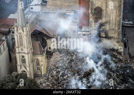 Vista dell'edificio collpsed in Sao Paulo, Brasile, il 2 maggio 218. Il capitano del pompiere Marcos Palumbo ha confermato tre vittime ufficialmente scomparse all'inizio di questo pomeriggio 3 maggio 2018: Una madre di 48 anni, Selma Almeida da Silva, e due figli gemelli (Welder e Wender, di 9 anni) che sarebbero stati al 8th° piano dell'edificio. La quarta vittima è stata identificata come Ricardo Amorim, 30 anni, che era stato salvato al momento del crollo dell'edificio. Il municipio ha appena confermato ufficialmente l'identità delle vittime scomparse. Secondo i Vigili del fuoco, in tutte le 49 persone che hanno vissuto nella costruzione ha Foto Stock