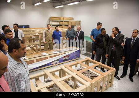 I lavoratori scaricano scatole contando pezzi dell'ultimo carro di Tutankhamon al Grand Egyptian Museum (GEM) a Giza, Egitto il 5 maggio 2018. Il sesto e ultimo carro di Tutankhamon arrivò a GEM dal museo militare. Il GEM conterrà tutti i 5398 manufatti di Tutankhamon per la prima volta nella storia, che erano precedentemente esposti al Museo Egizio di Tahrir, al Museo di Luxor e al Museo militare. Il Grand Egyptian Museum si trova a due chilometri dalle Piramidi di Giza e si prevede che la sua apertura sarà morbida nella seconda metà del 2018. (Foto di Fayed El-Geziry /NurPhot Foto Stock