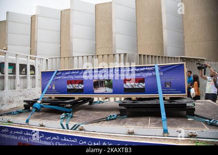 I camion che trasportano l'ultimo carro di Tutankhamon arrivano al Grand Egyptian Museum (GEM), Giza, Egitto, il 5 maggio 2018. Il sesto e ultimo carro di Tutankhamon arrivò a GEM dal museo militare. Il GEM conterrà tutti i 5398 manufatti di Tutankhamon per la prima volta nella storia, che erano precedentemente esposti al Museo Egizio di Tahrir, al Museo di Luxor e al Museo militare. Il Grand Egyptian Museum si trova a due chilometri dalle Piramidi di Giza e si prevede che la sua apertura sarà morbida nella seconda metà del 2018. (Foto di Fayed El-Geziry /NurPhoto) Foto Stock