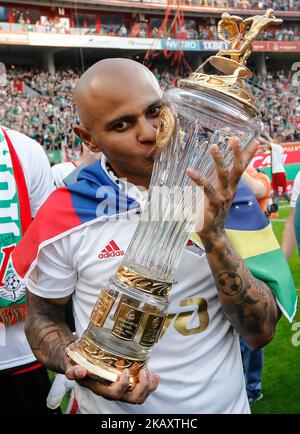 L'Ari del FC Lokomotiv Moscow festeggia con il trofeo dopo la partita della Russian Football League tra il FC Lokomotiv Moscow e il FC Zenit San Pietroburgo il 5 maggio 2018 all'Arena RZD di Mosca, Russia. (Foto di Mike Kireev/NurPhoto) Foto Stock