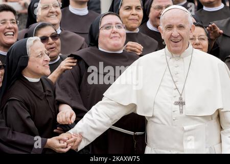 Papa Francesco incontra un gruppo di suore francescane durante la sua udienza generale settimanale, in Piazza San Pietro, in Vaticano, mercoledì 9 maggio 2018. (Foto di massimo Valicchia/NurPhoto) Foto Stock