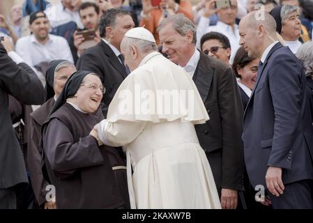 Papa Francesco incontra un gruppo di suore francescane durante la sua udienza generale settimanale, in Piazza San Pietro, in Vaticano, mercoledì 9 maggio 2018. (Foto di massimo Valicchia/NurPhoto) Foto Stock