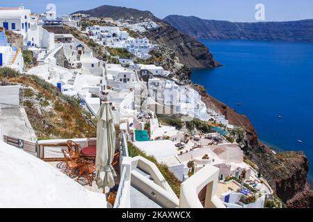 Isola di Santorini in Grecia. L'iconica isola è uno dei punti di riferimento per il turismo in Grecia, attirando principalmente coppie in luna di miele ma anche milioni di turisti da tutto il mondo per ammirare l'isola vulcanica con il tramonto unico. L'isola ha alcuni villaggi famosi come Fira o Oia, costruito sulla collina del vulcano con case imbiancate e cappelle a cupola blu. (Foto di Nicolas Economou/NurPhoto) Foto Stock