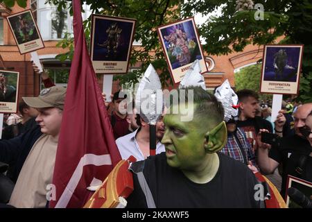 I membri dell'organizzazione 'Rude democratico' hanno preso parte alla marcia pro-russa 'il reggimento immortale' con i ritratti dei personaggi del gioco World of Warcraft a Kyiv, Ucraina, 9 maggio 2018. L'Ucraina commemora il 73rd° anniversario della vittoria nella guerra dell'Unione Sovietica sulla Germania nazista. (Foto di Sergii Kharchenko/NurPhoto) Foto Stock