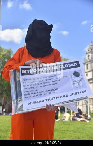 I dimostranti indossano l'iconica divisa arancione del prigioniero, come dimostrano al di fuori del Parlamento, chiedendo la chiusura della prigione di Guantánamo, Londra, il 9 maggio 2018. Il campo di detenzione di Guantánamo Bay è una prigione militare degli Stati Uniti situata all'interno della base navale di Guantánamo Bay, chiamata anche Guantánamo o GTMO, che si trova sulla costa della baia di Guantánamo a Cuba. Il campo fu fondato dall'amministrazione del presidente George W. Bush nel 2002 durante la guerra al terrore. (Foto di Alberto Pezzali/NurPhoto) Foto Stock