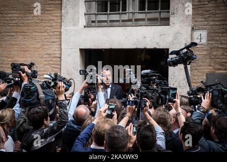 Matteo Salvini, leader della Lega Nord (Lega Nord), e Luigi di Maio, leader del movimento 5 Stelle (movimento 5 Stelle ha rilasciato dichiarazioni alla stampa, all'uscita dei gruppi parlamentari, il 7 maggio 2018 a Roma, Italia. (Foto di Andrea Ronchini/NurPhoto) Foto Stock