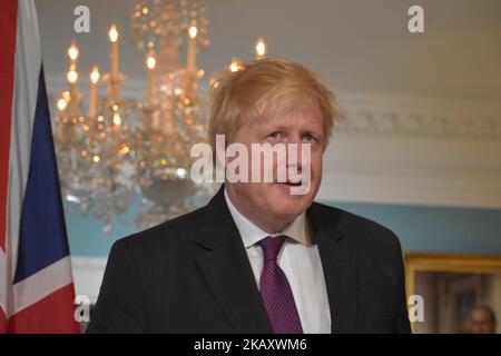 Il 7 maggio 2018 il Segretario Mike Pompeo incontra il Ministro degli esteri britannico Boris Johnson, presso il Dipartimento di Stato di Washington, DC (Foto di Kyle Mazza/NurPhoto) Foto Stock