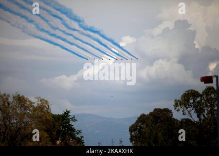 Un cavalcavia vicino alle frecce rosse e un Mirage dell'aeronautica ellenica durante una visita del principe Carlo al porto del Pireo ad Atene, in Grecia, il 10 maggio 2018. Il flypast è dedicato al Capitano Giorgos Baltadoros che è stato ucciso in servizio nel marzo di quest'anno e al caporale Jonathan Bayliss, un ingegnere che serve con le frecce rosse, che è morto in un incidente a RAF Valley, Anglesey. (Foto di Giorgos Georgiou/NurPhoto) Foto Stock