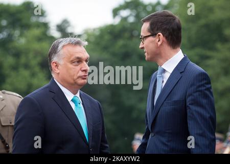 Il primo ministro polacco Mateusz Morawiecki dà il benvenuto al primo ministro ungherese Viktor Orban di fronte al Palazzo Lazienki a Varsavia, Polonia, il 14 maggio 2018 (Foto di Mateusz Wlodarczyk/NurPhoto) Foto Stock