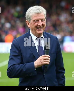 Roy Hodgson, direttore del Crystal Palace, si è fatto un'onda ai tifosi dopo la partita della Premiership League tra Crystal Palace e West Bromwich Albion (WBA) a Selhurst Park, Londra, Inghilterra il 13 maggio 2018. (Foto di Kieran Galvin/NurPhoto) Foto Stock