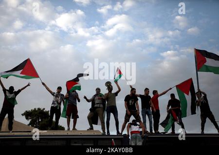 Manifestazione di protesta dei palestinesi al di fuori dell'ambasciata di Israele ad Atene, in Grecia, il 15 maggio 2018 per condannare la guerra lungo il confine con Gaza e contro la delocalizzazione dell'ambasciata statunitense a Gerusalemme. (Foto di Giorgos Georgiou/NurPhoto) Foto Stock