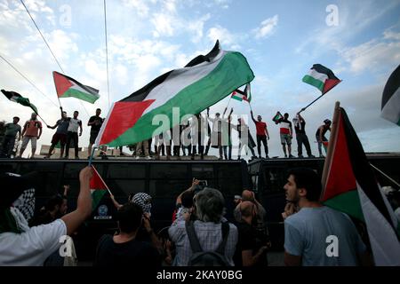 Manifestazione di protesta dei palestinesi al di fuori dell'ambasciata di Israele ad Atene, in Grecia, il 15 maggio 2018 per condannare la guerra lungo il confine con Gaza e contro la delocalizzazione dell'ambasciata statunitense a Gerusalemme. (Foto di Giorgos Georgiou/NurPhoto) Foto Stock