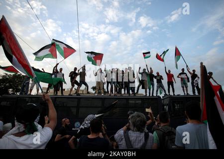 Manifestazione di protesta dei palestinesi al di fuori dell'ambasciata di Israele ad Atene, in Grecia, il 15 maggio 2018 per condannare la guerra lungo il confine con Gaza e contro la delocalizzazione dell'ambasciata statunitense a Gerusalemme. (Foto di Giorgos Georgiou/NurPhoto) Foto Stock