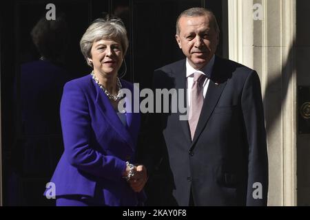 Il primo ministro britannico Theresa May saluta il presidente turco Recep Tayyip Erdogan al 10 di Downing Street, mentre termina il suo viaggio di tre giorni nel Regno Unito, Londra, il 15 maggio 2018. (Foto di Alberto Pezzali/NurPhoto) Foto Stock