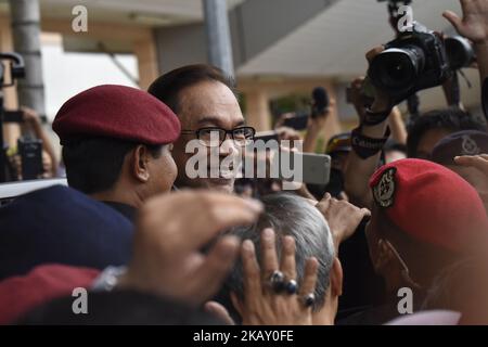 L'icona dell'opposizione Anwar Ibrahim(C, 70), che è a capo del Partito della Giustizia popolare (PKR), è stata liberata dalla custodia oggi alle 11:30 a Kuala Lumpur, Malesia, il 16 maggio 2018. (Foto di Chris Jung/NurPhoto) Foto Stock