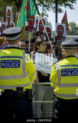 Scontri tra manifestanti curdi e polizia britannica durante la manifestazione contro la visita del presidente turco Erdogan a Londra, Regno Unito, il 15 maggio 2018. (Foto di Guillaume Pinon/NurPhoto) Foto Stock