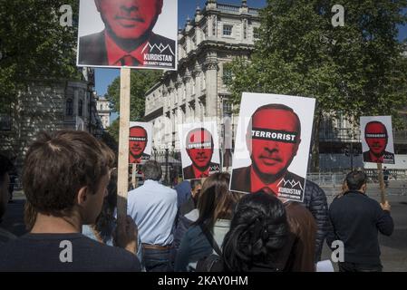 Rally contro la visita del presidente turco Erdogan a Londra. Centinaia di manifestanti curdi si sono riuniti di fronte a Downing Street, Londra, Regno Unito il 15 maggio 2018, sotto il controllo della polizia britannica. Hanno protestato contro la visita del presidente turco Erdogan. Allo stesso tempo, il popolo turco ha sostenuto il proprio leader. Alcuni scontri si sono verificati tra i due gruppi, che erano veloci sotto il controllo dell'autorità. (Foto di Guillaume Pinon/NurPhoto) Foto Stock