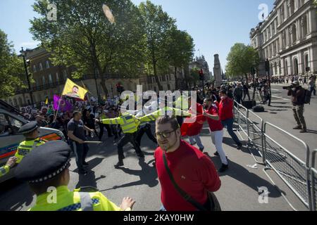 Scontri tra manifestanti curdi e turchi durante la visita del presidente turco Erdogan a Londra. Centinaia di manifestanti curdi si sono riuniti di fronte a Downing Street, Londra, Regno Unito il 15 maggio 2018, sotto il controllo della polizia britannica. Hanno protestato contro la visita del presidente turco Erdogan. Allo stesso tempo, il popolo turco ha sostenuto il proprio leader. Alcuni scontri si sono verificati tra i due gruppi, che erano veloci sotto il controllo dell'autorità. (Foto di Guillaume Pinon/NurPhoto) Foto Stock