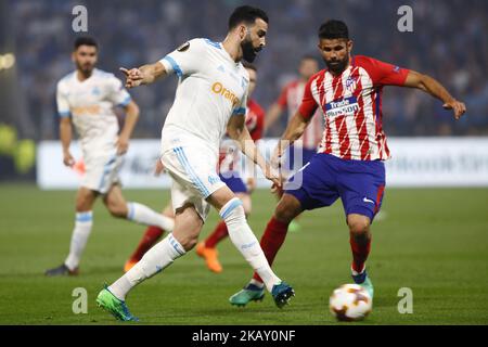 Diego Costa dell'Atletico Madrid tiene fuori pressione dall'Adil rami di Marsiglia durante la finale della UEFA Europa League tra Olympique de Marseille e il Club Atletico de Madrid allo Stade de Lyon il 16 maggio 2018 a Lione, Francia. (Phoro di Mehdi Taamallah / NurPhoto) Foto Stock