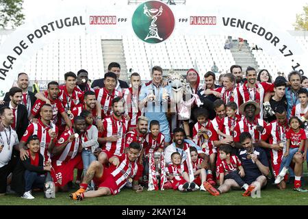 I giocatori di Aves festeggiano dopo aver vinto la finale di Coppa del Portogallo tra CD Aves vs Sporting CP allo stadio Jamor di Oeiras, alla periferia di Lisbona, il 20 maggio 2018. (Foto di Carlos Palma/NurPhoto) Foto Stock