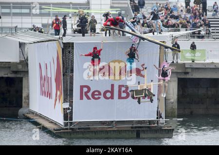 I partecipanti si preparano per la performance durante la Red Bull Flugtag 2018 al porto di Dun Laoghaire a Dublino, Irlanda, il 20 maggio 2018 (Foto di Andrew Surma/NurPhoto) Foto Stock